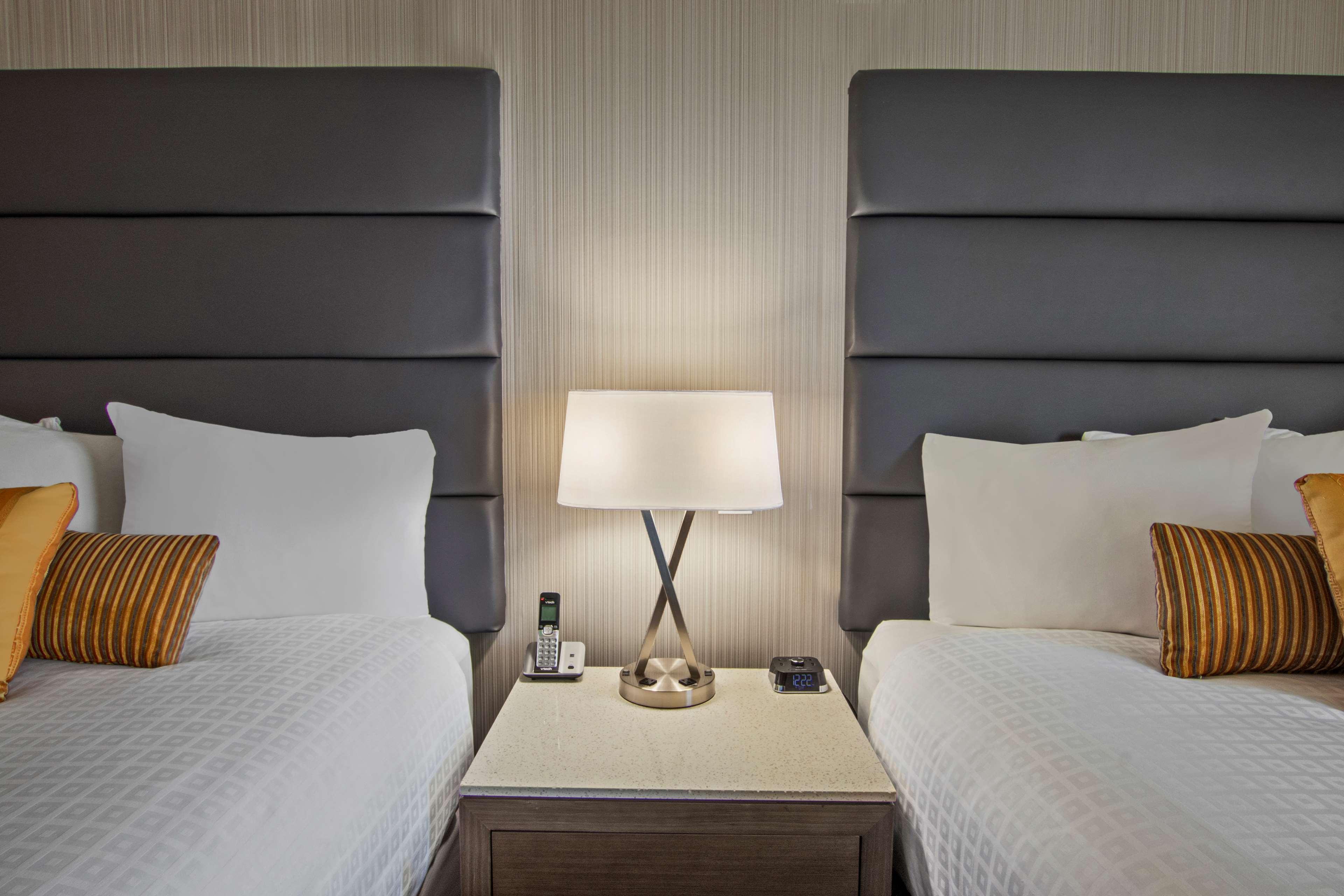 Best Western Premier Calgary Plaza Hotel & Conference Centre Exterior photo