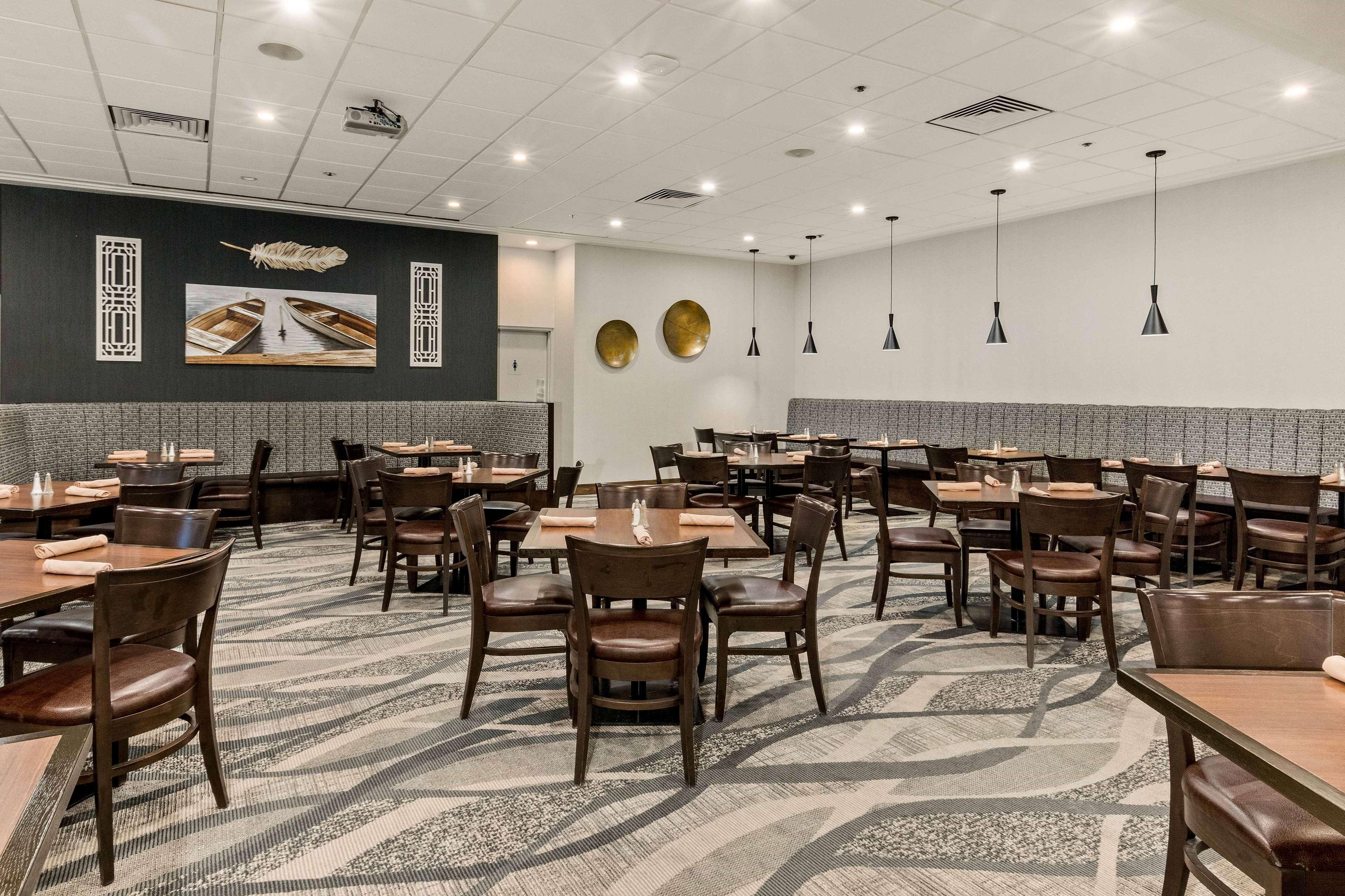 Best Western Premier Calgary Plaza Hotel & Conference Centre Exterior photo