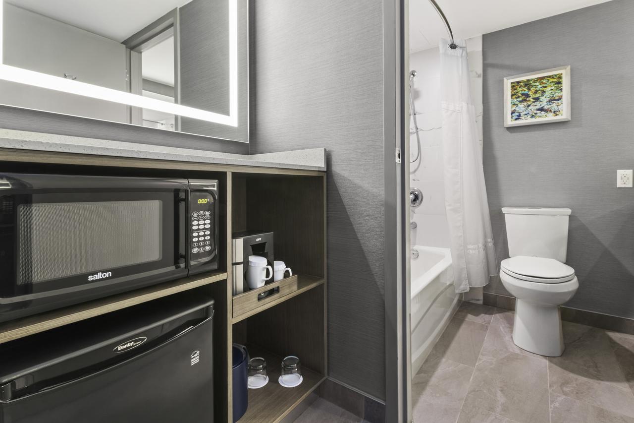 Best Western Premier Calgary Plaza Hotel & Conference Centre Exterior photo