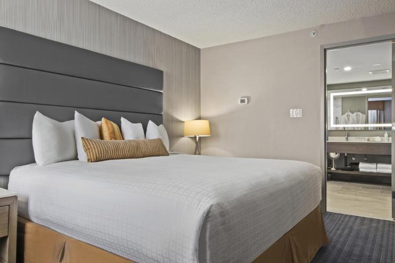 Best Western Premier Calgary Plaza Hotel & Conference Centre Exterior photo